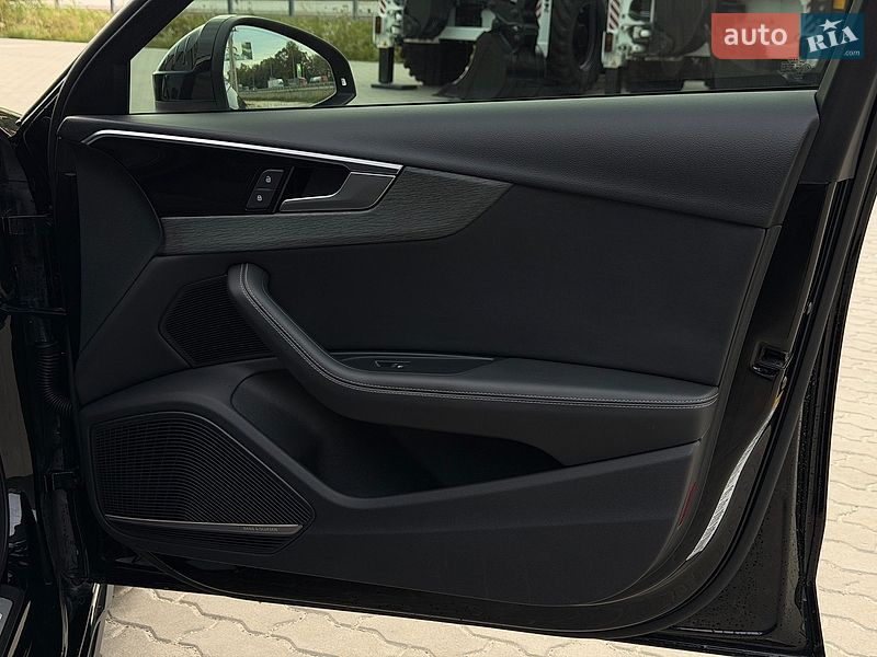 Седан Audi A4 2022 в Львове