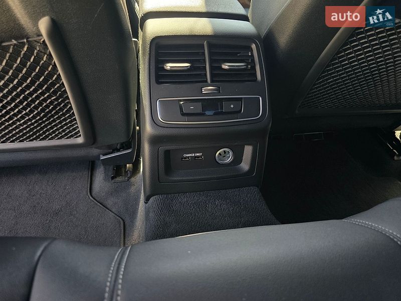 Седан Audi A4 2022 в Киеве