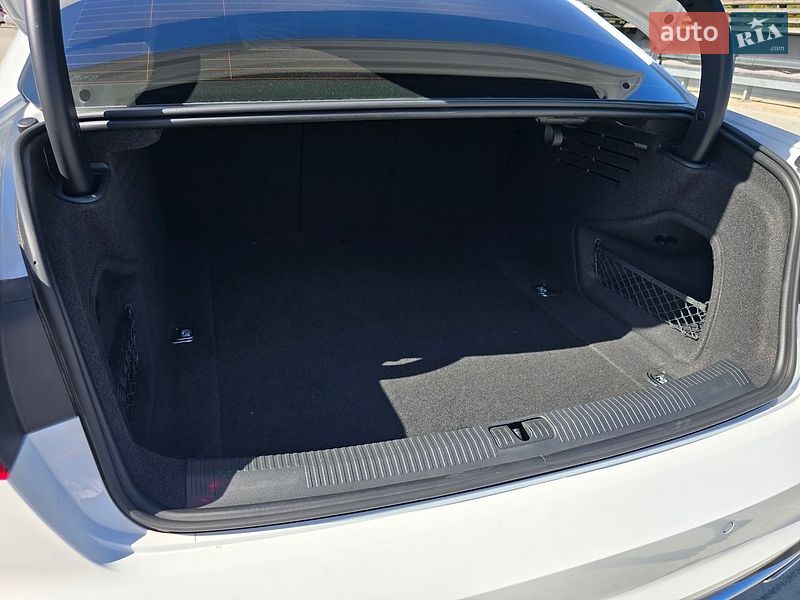 Седан Audi A4 2022 в Киеве
