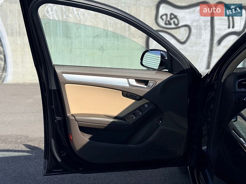 Седан Audi A4 2012 в Львові