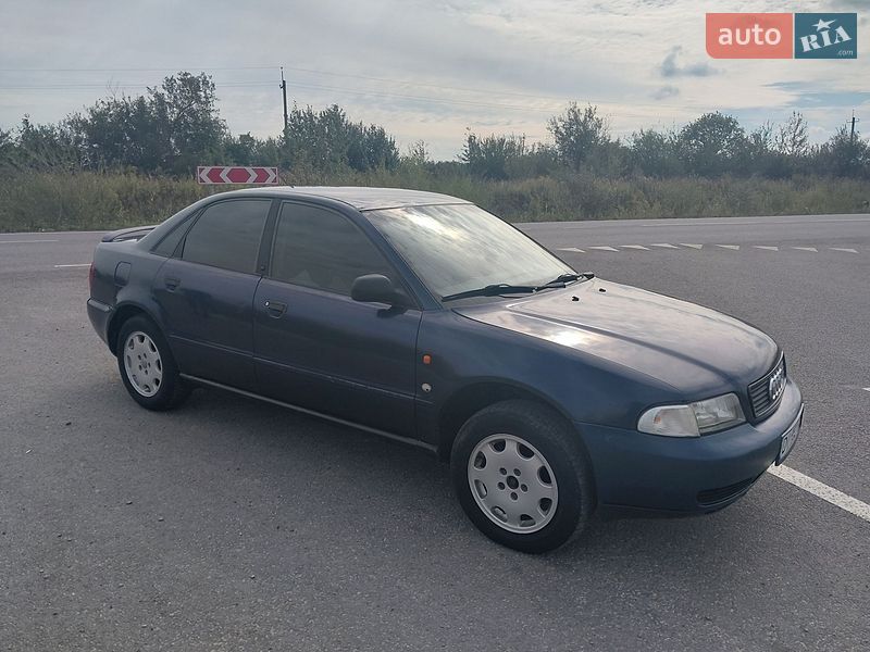 Седан Audi A4 1996 в Городку