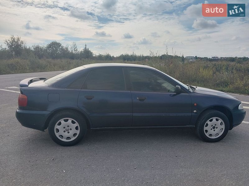 Седан Audi A4 1996 в Городку