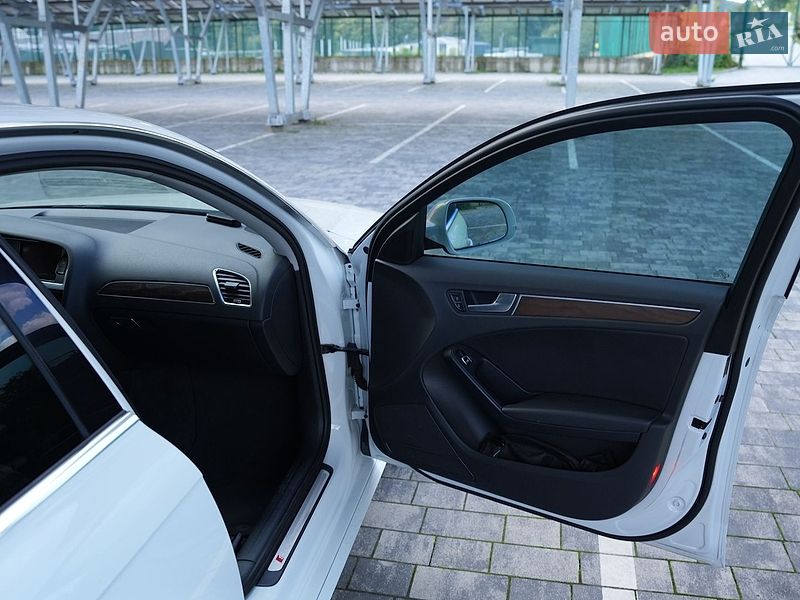 Седан Audi A4 2015 в Львове