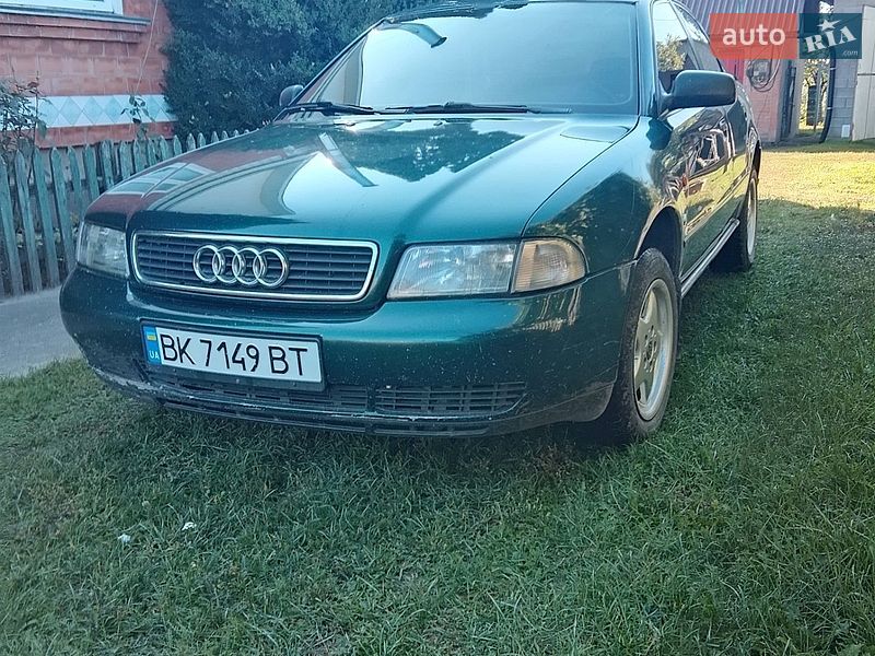 Седан Audi A4 1996 в Сарнах