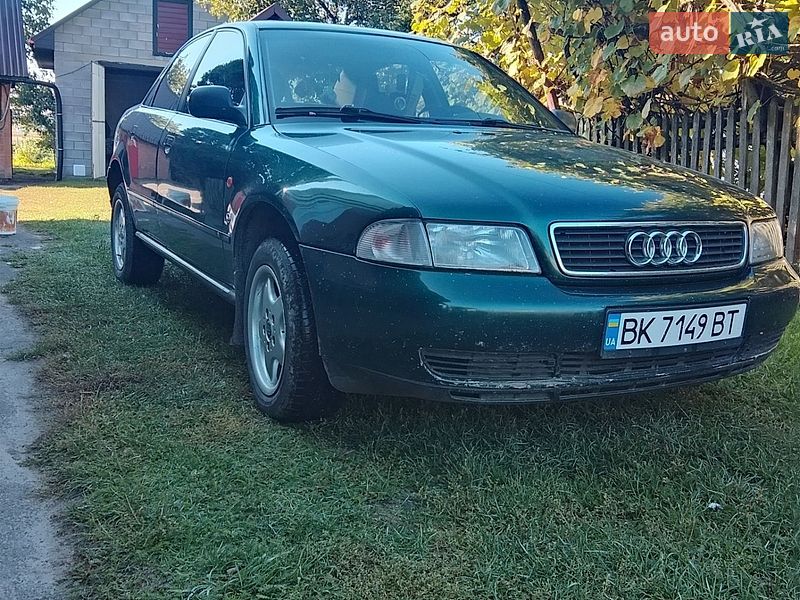 Седан Audi A4 1996 в Сарнах