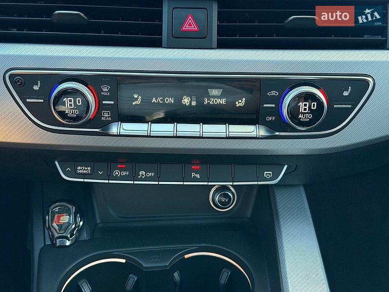 Седан Audi A4 2015 в Стрию