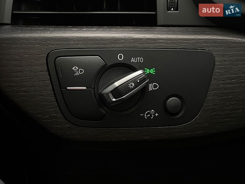 Седан Audi A4 2019 в Львові
