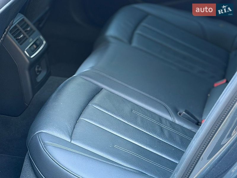 Седан Audi A4 2019 в Львові