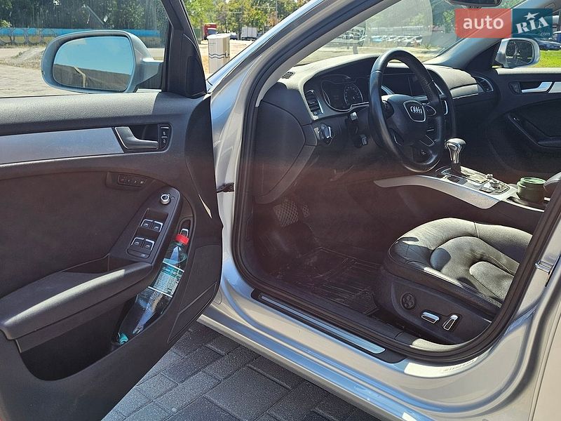 Седан Audi A4 2012 в Днепре