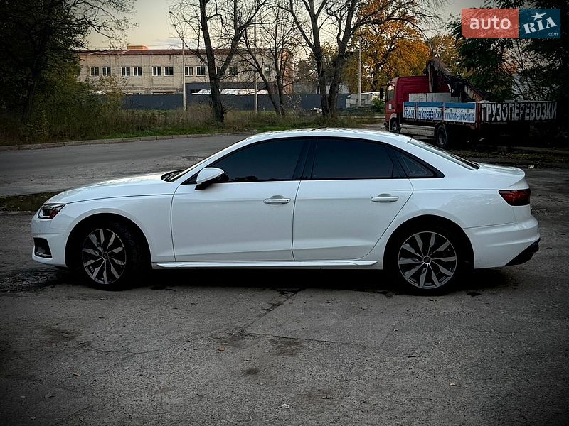 Седан Audi A4 2022 в Киеве