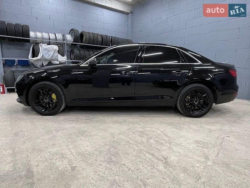 Седан Audi A4 2017 в Хмельницком