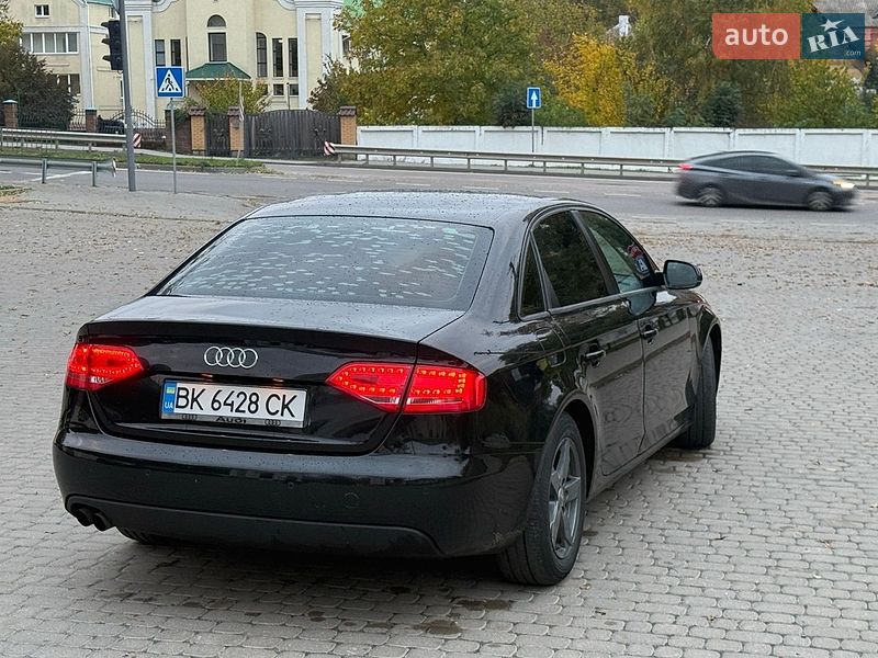 Седан Audi A4 2011 в Остроге
