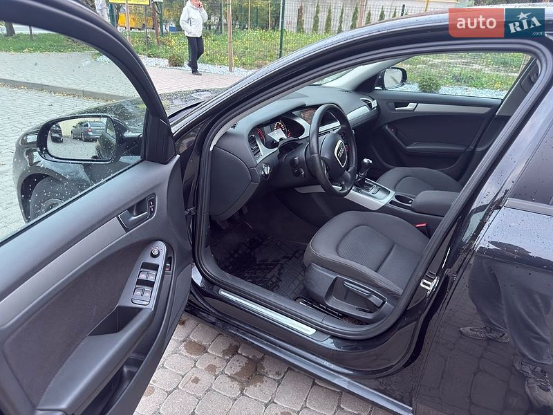 Седан Audi A4 2011 в Остроге