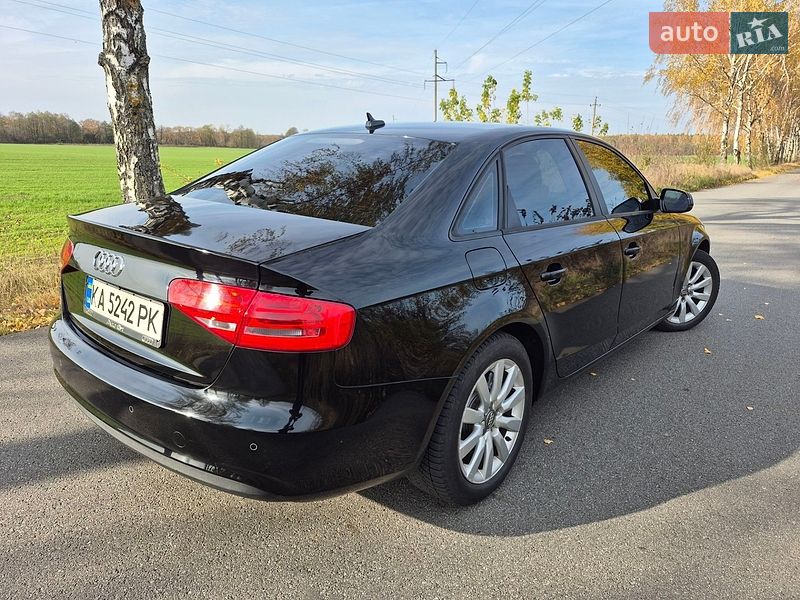 Седан Audi A4 2012 в Мені