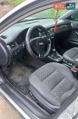 Седан Audi A6 2000 в Новоселице