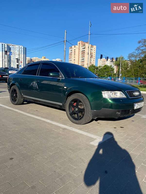Седан Audi A6 1998 в Березні