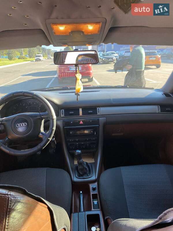Седан Audi A6 1998 в Березні