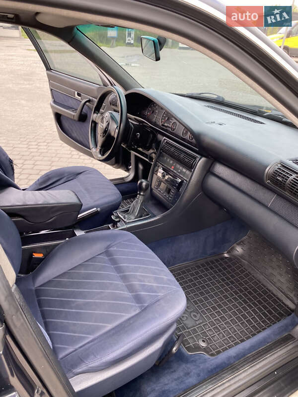 Седан Audi A6 1995 в Жовкве