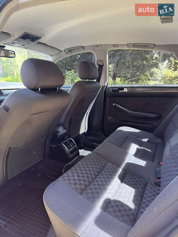 Седан Audi A6 2002 в Хотине