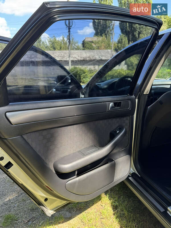 Седан Audi A6 2002 в Хотине