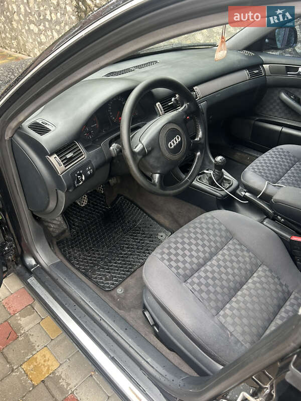 Седан Audi A6 2000 в Волочиске