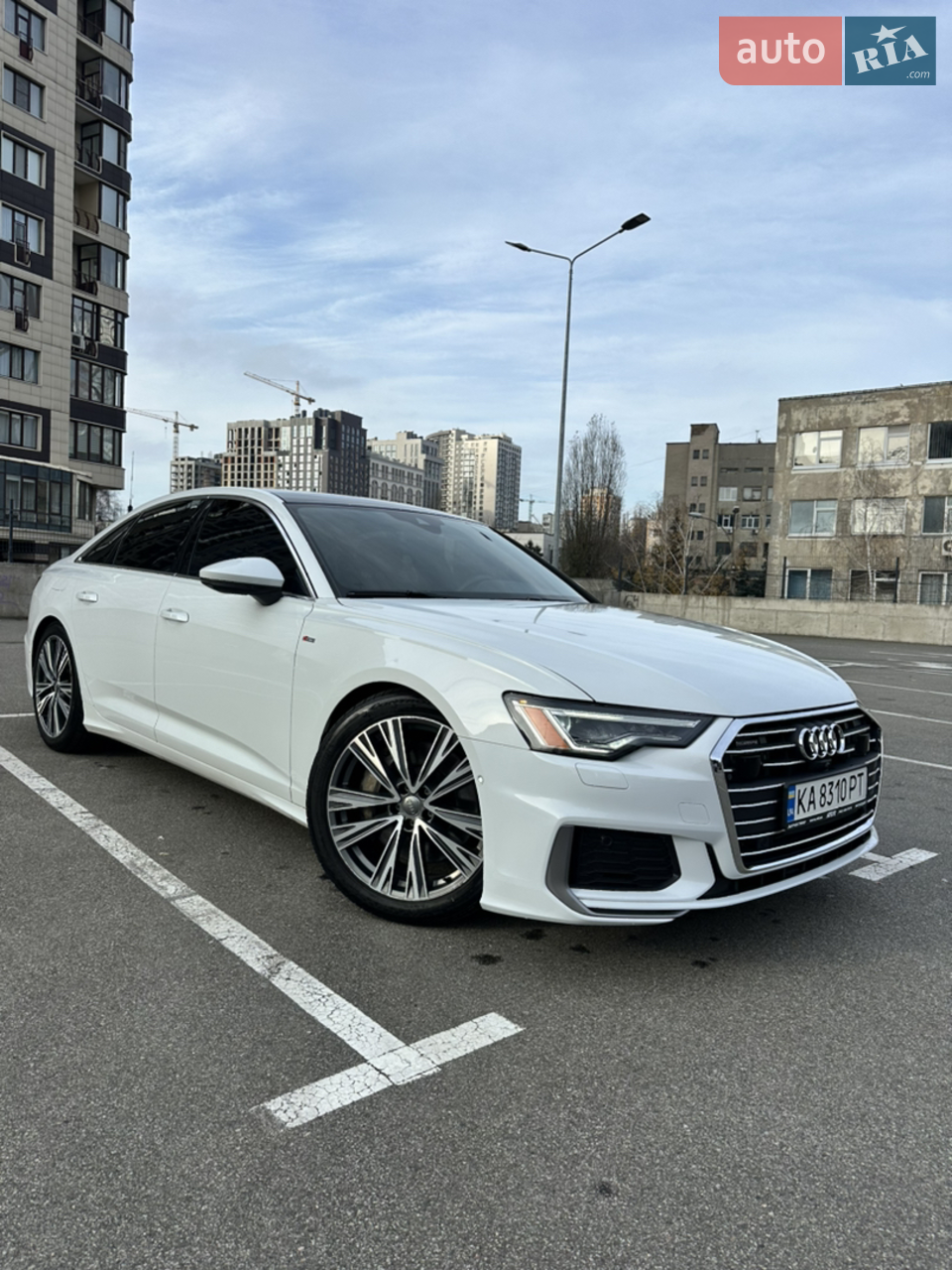 Авто з мінімальним пошкодженням,фарбований лиш один елемент. Підігрів та вентиляція сидінь, камери 360, датчик сліпих зон, панорама, Led-приборка, пам?ять сидінь, адаптивний круїз-контроль, задній клімат з підігрівом сидінь,люк,без ключовий доступ,опційна спорт підвіска на базі S6.
Преміальна музика Bang&Olufsen.
Вкладень не потребує,за деталями телефонуйте