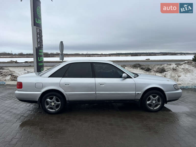 Седан Audi A6 1995 в Жовкві
