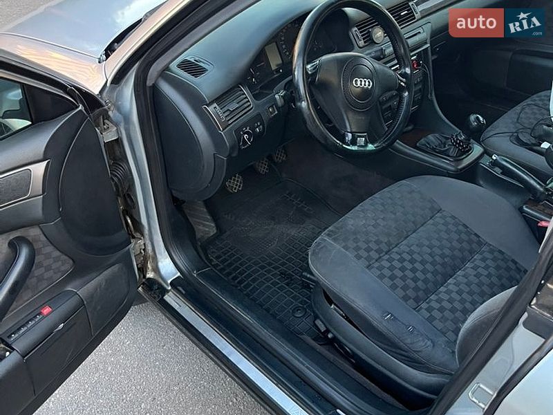 Седан Audi A6 1999 в Каневі