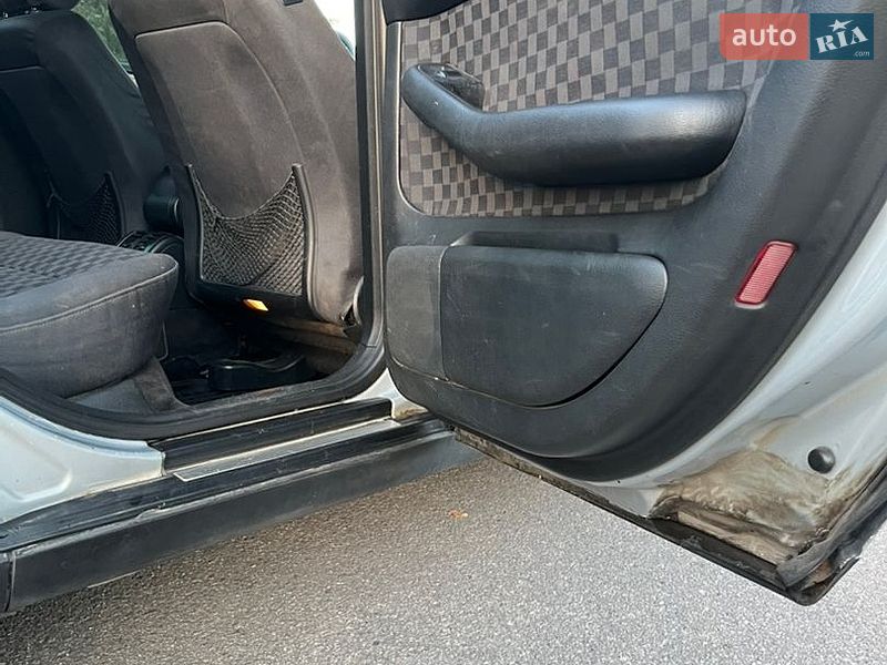 Седан Audi A6 1999 в Каневі