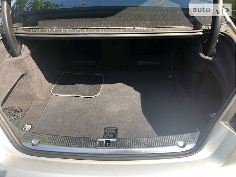 Седан Audi A8 2011 в Одесі