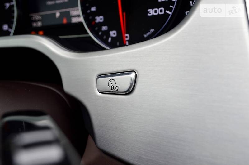 Седан Audi A8 2012 в Одесі