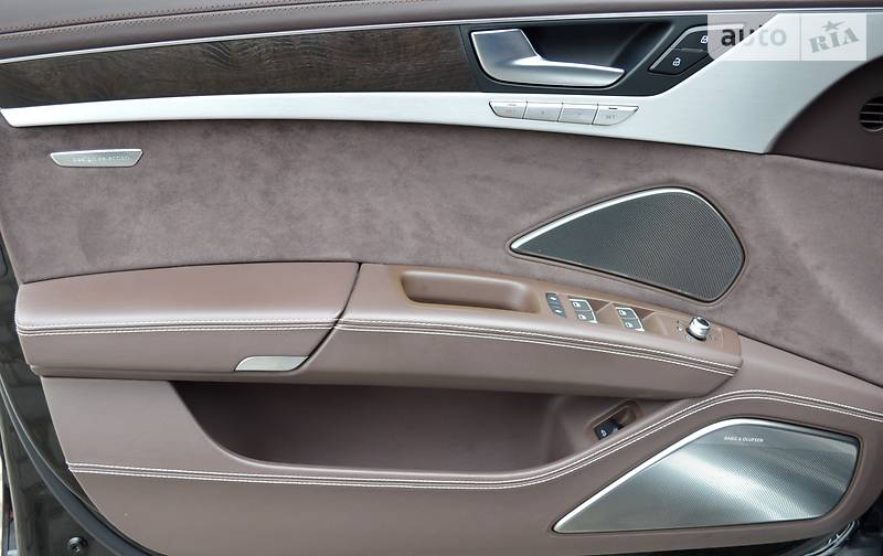 Седан Audi A8 2012 в Одесі