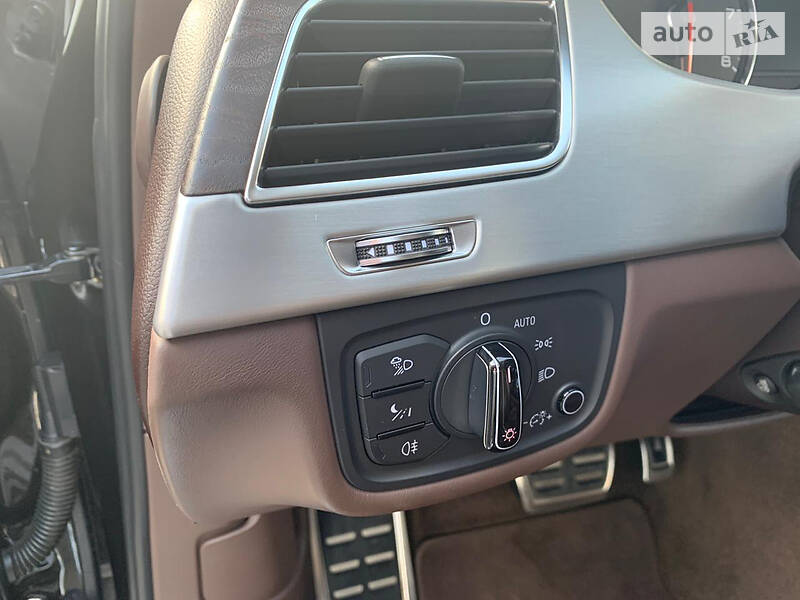 Седан Audi A8 2012 в Харкові