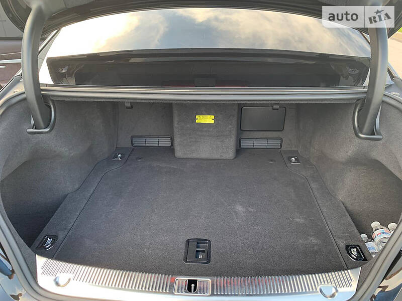 Седан Audi A8 2012 в Харкові