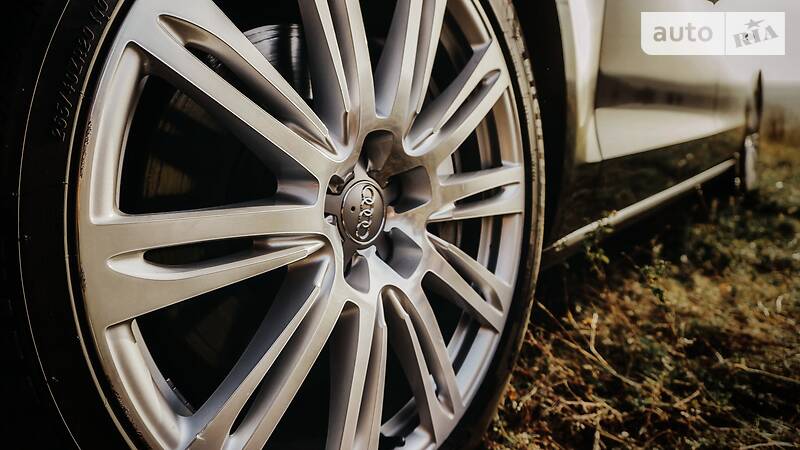 Седан Audi A8 2016 в Сумах