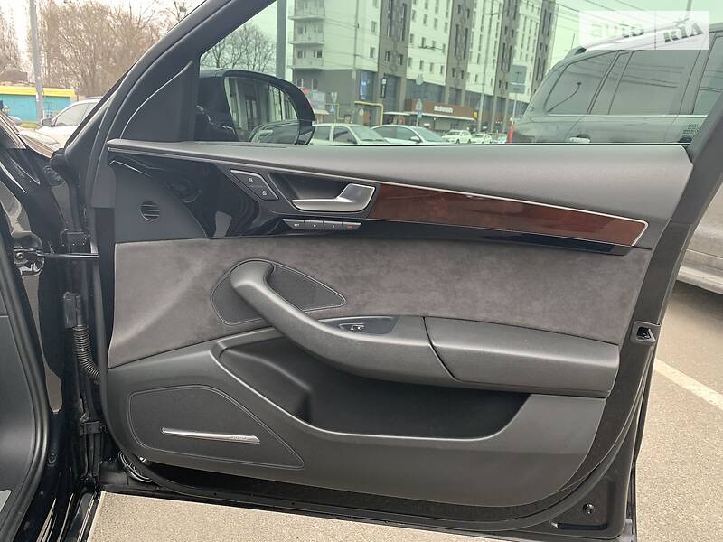 Седан Audi A8 2012 в Киеве