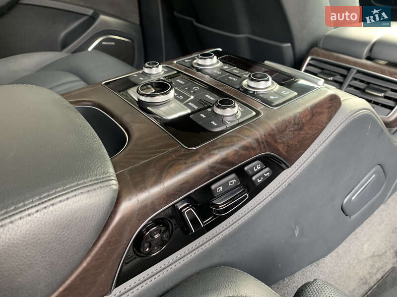 Седан Audi A8 2015 в Ужгороде