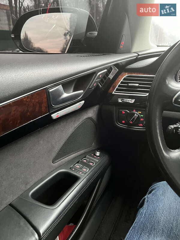 Седан Audi A8 2012 в Києві