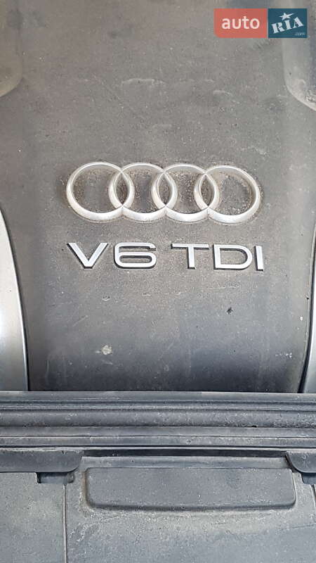 Седан Audi A8 2014 в Ужгороді