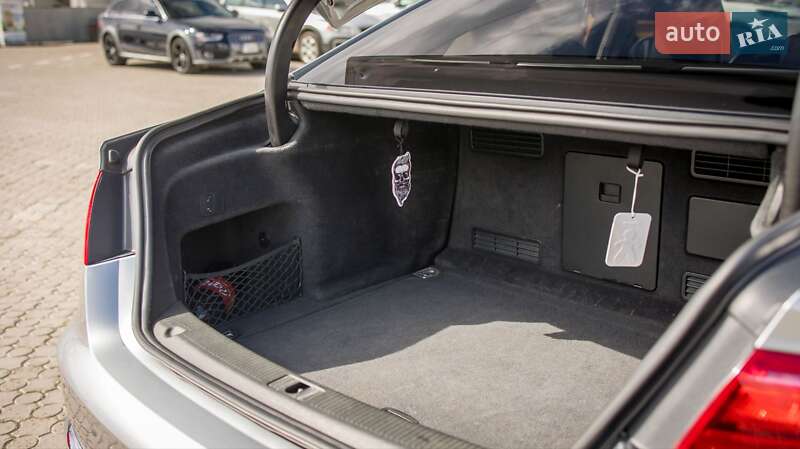 Седан Audi A8 2011 в Черновцах