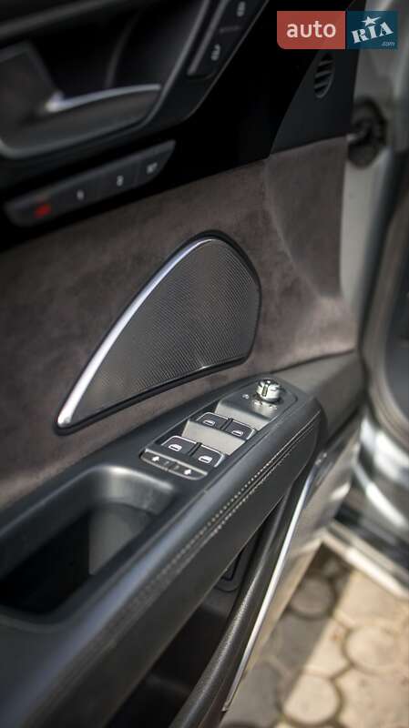 Седан Audi A8 2011 в Черновцах