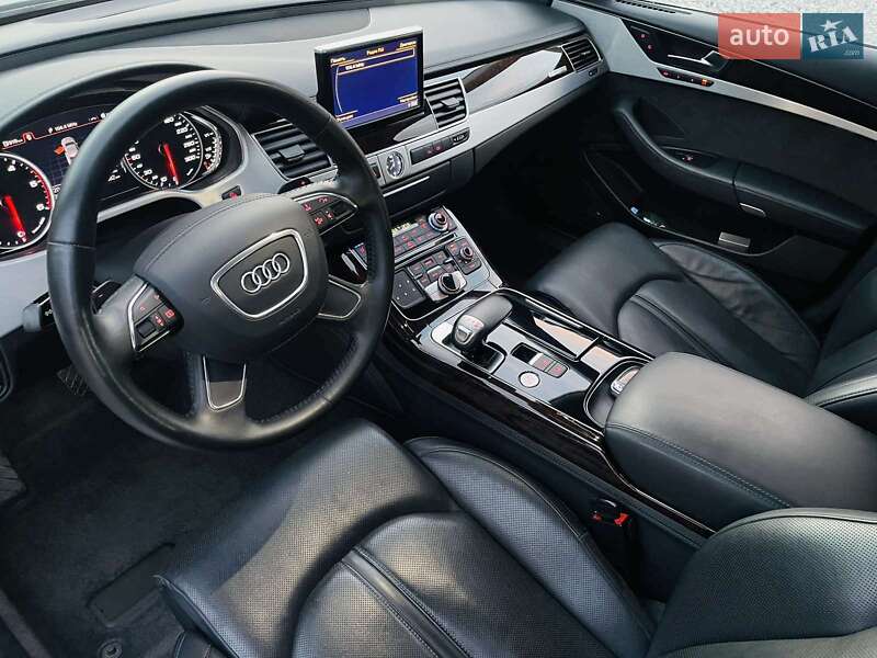 Седан Audi A8 2010 в Рахові