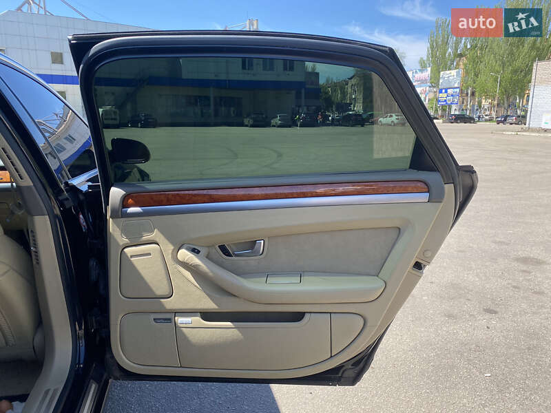 Седан Audi A8 2004 в Кривом Роге