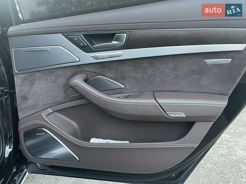 Седан Audi A8 2012 в Днепре