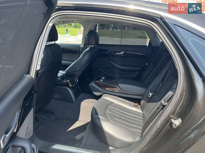 Седан Audi A8 2017 в Львове