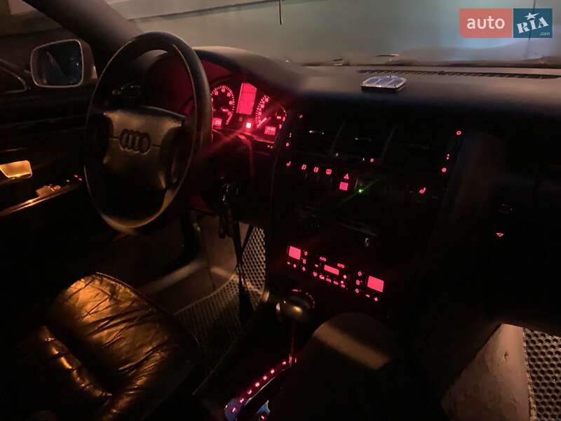 Седан Audi A8 1995 в Броварах