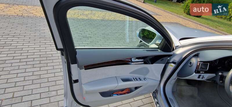 Седан Audi A8 2013 в Хусті