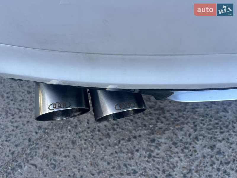 Седан Audi A8 2012 в Одесі