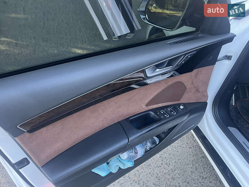 Седан Audi A8 2012 в Одесі