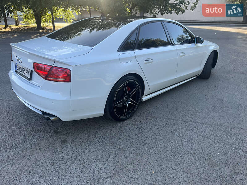 Седан Audi A8 2012 в Одесі
